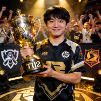 DOTA2传奇队长‘Maybe’手捧冠军奖杯微笑庆祝的照片