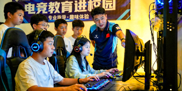 电竞教育进校园活动现场，学生在专业指导下体验电竞课程