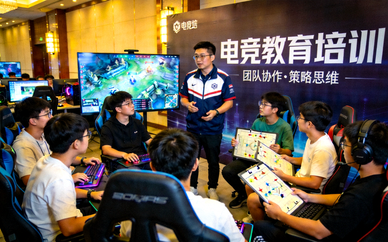 电竞教育培训活动现场，青少年在专业指导下学习团队协作与策略思维