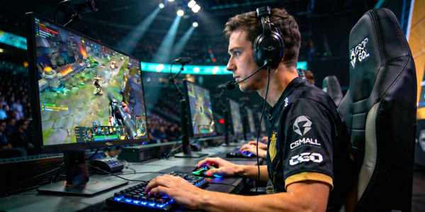 CS:GO Major锦标赛决赛现场 - 职业选手佩戴耳机进行第一人称射击对战