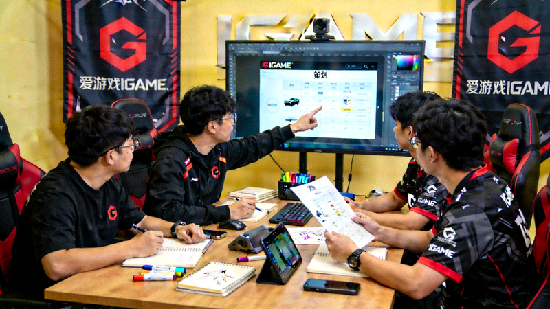 爱游戏IGAME与电竞战队联合创作的幕后花絮照片，选手与平台团队共同策划内容