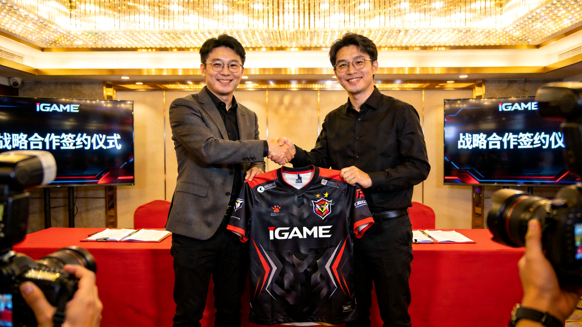 爱游戏IGAME平台与亚洲顶级电竞战队战略合作签约仪式现场，双方代表握手并展示合作队服